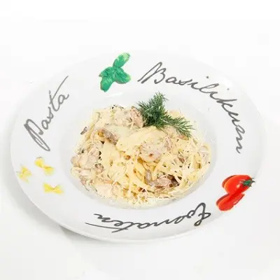 спагетти карбонара с курицей и грибами